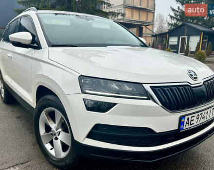Белый Шкода Karoq, объемом двигателя 1.5 л и пробегом 49 тыс. км за 20500 $, фото 1 на Automoto.ua
