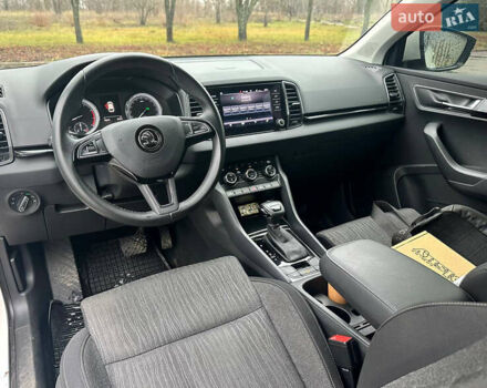 Белый Шкода Karoq, объемом двигателя 1.5 л и пробегом 49 тыс. км за 20500 $, фото 9 на Automoto.ua