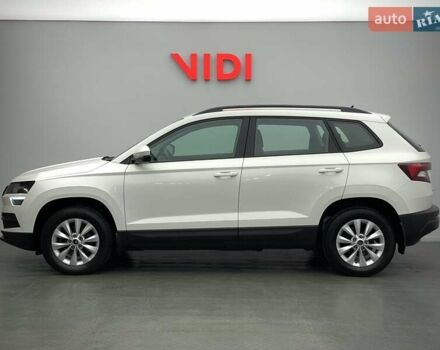 Белый Шкода Karoq, объемом двигателя 1.5 л и пробегом 90 тыс. км за 21621 $, фото 2 на Automoto.ua