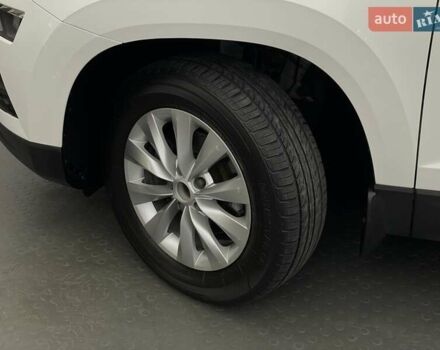 Белый Шкода Karoq, объемом двигателя 1.5 л и пробегом 90 тыс. км за 21621 $, фото 7 на Automoto.ua