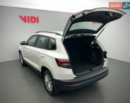 Белый Шкода Karoq, объемом двигателя 1.5 л и пробегом 90 тыс. км за 21621 $, фото 6 на Automoto.ua