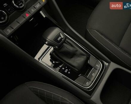 Белый Шкода Karoq, объемом двигателя 1.5 л и пробегом 90 тыс. км за 21621 $, фото 19 на Automoto.ua