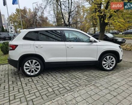 Білий Шкода Karoq, об'ємом двигуна 1.97 л та пробігом 85 тис. км за 27890 $, фото 3 на Automoto.ua