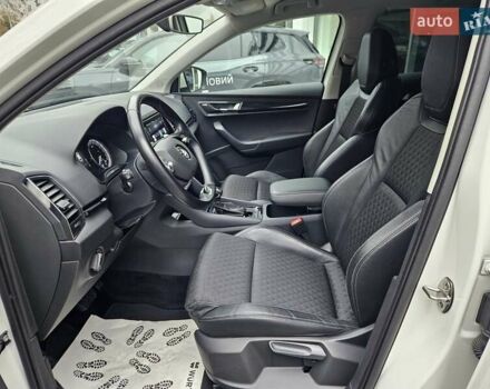 Білий Шкода Karoq, об'ємом двигуна 1.97 л та пробігом 85 тис. км за 27890 $, фото 18 на Automoto.ua