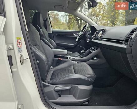 Білий Шкода Karoq, об'ємом двигуна 1.97 л та пробігом 85 тис. км за 27890 $, фото 35 на Automoto.ua