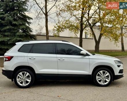 Білий Шкода Karoq, об'ємом двигуна 1.4 л та пробігом 62 тис. км за 22700 $, фото 2 на Automoto.ua