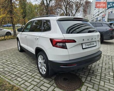 Білий Шкода Karoq, об'ємом двигуна 1.97 л та пробігом 85 тис. км за 27890 $, фото 7 на Automoto.ua