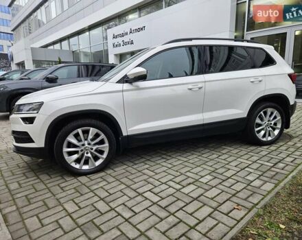 Білий Шкода Karoq, об'ємом двигуна 1.97 л та пробігом 85 тис. км за 27890 $, фото 10 на Automoto.ua