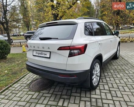 Білий Шкода Karoq, об'ємом двигуна 1.97 л та пробігом 85 тис. км за 27890 $, фото 5 на Automoto.ua