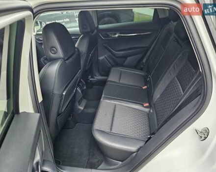 Білий Шкода Karoq, об'ємом двигуна 1.97 л та пробігом 85 тис. км за 27890 $, фото 24 на Automoto.ua