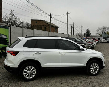 Білий Шкода Karoq, об'ємом двигуна 1.97 л та пробігом 147 тис. км за 27800 $, фото 3 на Automoto.ua