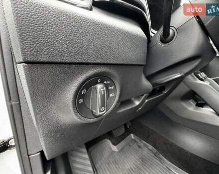 Білий Шкода Karoq, об'ємом двигуна 1.4 л та пробігом 68 тис. км за 24450 $, фото 31 на Automoto.ua