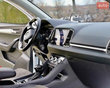 Білий Шкода Karoq, об'ємом двигуна 2 л та пробігом 88 тис. км за 29800 $, фото 88 на Automoto.ua