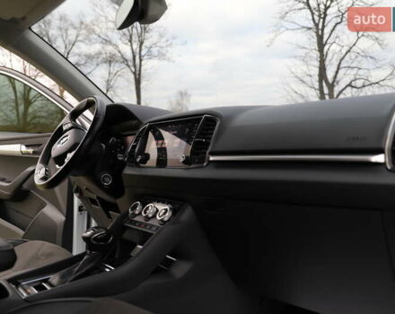 Білий Шкода Karoq, об'ємом двигуна 2 л та пробігом 88 тис. км за 29800 $, фото 90 на Automoto.ua