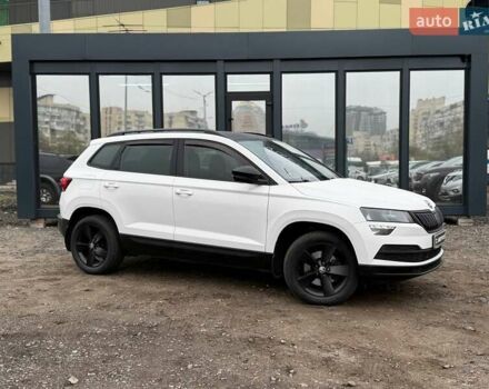 Белый Шкода Karoq, объемом двигателя 1.5 л и пробегом 117 тыс. км за 18990 $, фото 1 на Automoto.ua