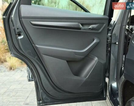 Серый Шкода Karoq, объемом двигателя 2 л и пробегом 165 тыс. км за 31300 $, фото 63 на Automoto.ua