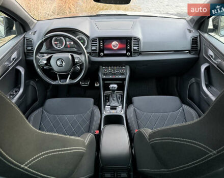 Серый Шкода Karoq, объемом двигателя 2 л и пробегом 165 тыс. км за 31300 $, фото 2 на Automoto.ua