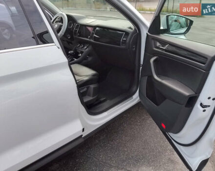 Белый Шкода Kodiaq, объемом двигателя 1.97 л и пробегом 98 тыс. км за 28500 $, фото 20 на Automoto.ua
