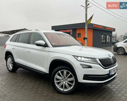 Белый Шкода Kodiaq, объемом двигателя 1.97 л и пробегом 229 тыс. км за 23509 $, фото 3 на Automoto.ua