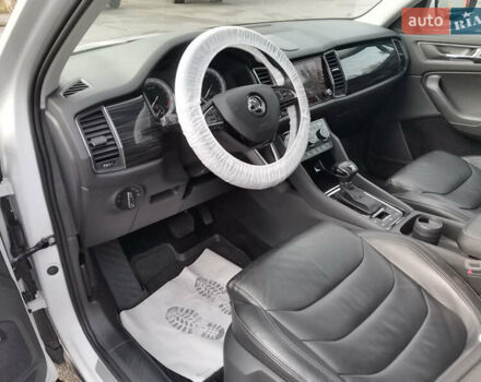 Белый Шкода Kodiaq, объемом двигателя 1.97 л и пробегом 98 тыс. км за 28500 $, фото 24 на Automoto.ua
