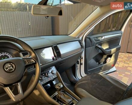 Белый Шкода Kodiaq, объемом двигателя 1.97 л и пробегом 118 тыс. км за 29700 $, фото 18 на Automoto.ua