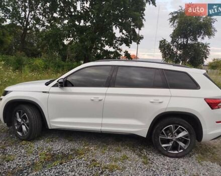 Белый Шкода Kodiaq, объемом двигателя 1.97 л и пробегом 159 тыс. км за 34900 $, фото 4 на Automoto.ua