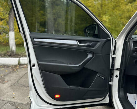 Білий Шкода Kodiaq, об'ємом двигуна 1.97 л та пробігом 200 тис. км за 24950 $, фото 7 на Automoto.ua