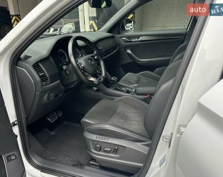Белый Шкода Kodiaq, объемом двигателя 1.98 л и пробегом 70 тыс. км за 33900 $, фото 34 на Automoto.ua
