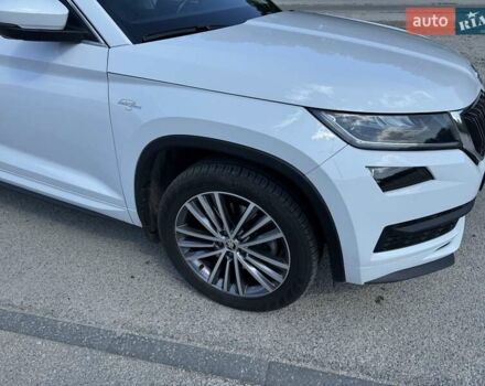 Белый Шкода Kodiaq, объемом двигателя 1.98 л и пробегом 104 тыс. км за 35300 $, фото 4 на Automoto.ua