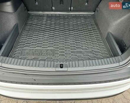 Белый Шкода Kodiaq, объемом двигателя 1.98 л и пробегом 64 тыс. км за 39000 $, фото 27 на Automoto.ua