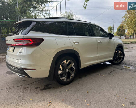 Шкода Kodiaq 2024 в Кривом Роге на Automoto.ua Белый Шкода Kodiaq, объемом двигателя 1.98 л и пробегом 18 тыс. км за 46500 $, фото 6 на Automoto.ua