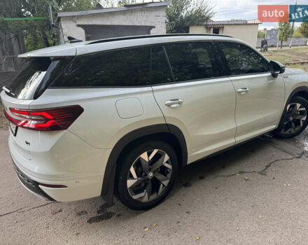 Шкода Kodiaq 2024 в Кривом Роге на Automoto.ua Белый Шкода Kodiaq, объемом двигателя 1.98 л и пробегом 18 тыс. км за 46500 $, фото 3 на Automoto.ua