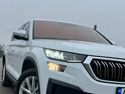 Шкода Kodiaq 2022 в Кривом Роге на Automoto.ua Белый Шкода Kodiaq, объемом двигателя 2 л и пробегом 82 тыс. км за 36300 $, фото 1 на Automoto.ua