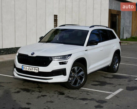 Шкода Kodiaq 2023 в Киеве на Automoto.ua Белый Шкода Kodiaq, объемом двигателя 1.97 л и пробегом 23 тыс. км за 47000 $, фото 1 на Automoto.ua