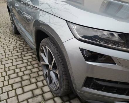 Серый Шкода Kodiaq, объемом двигателя 1.97 л и пробегом 243 тыс. км за 28700 $, фото 2 на Automoto.ua
