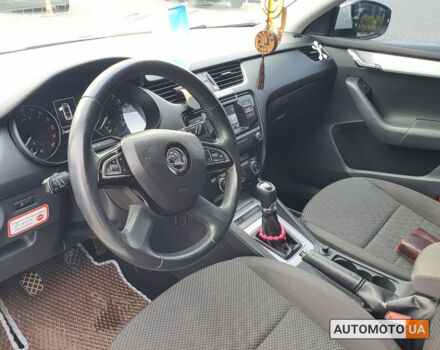 Белый Шкода Octavia A7, объемом двигателя 1.6 л и пробегом 216 тыс. км за 11700 $, фото 9 на Automoto.ua