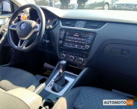 Белый Шкода Octavia A7, объемом двигателя 1.6 л и пробегом 247 тыс. км за 12790 $, фото 20 на Automoto.ua