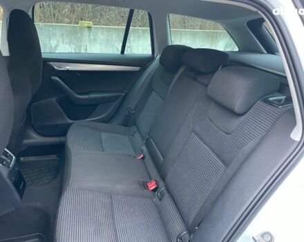 Белый Шкода Octavia A7, объемом двигателя 2 л и пробегом 298 тыс. км за 13190 $, фото 22 на Automoto.ua