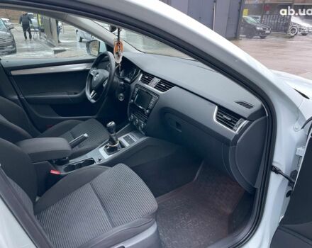 Белый Шкода Octavia A7, объемом двигателя 2 л и пробегом 298 тыс. км за 13190 $, фото 13 на Automoto.ua