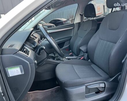 Белый Шкода Octavia A7, объемом двигателя 1.6 л и пробегом 302 тыс. км за 14290 $, фото 17 на Automoto.ua