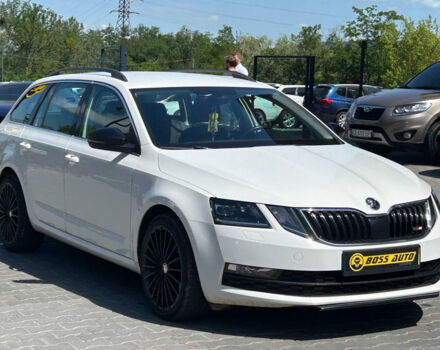 Белый Шкода Octavia A7, объемом двигателя 2 л и пробегом 276 тыс. км за 14600 $, фото 1 на Automoto.ua
