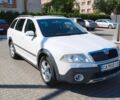 Белый Шкода Октавия Скаут, объемом двигателя 2 л и пробегом 203 тыс. км за 6300 $, фото 1 на Automoto.ua