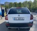Белый Шкода Октавия Скаут, объемом двигателя 2 л и пробегом 336 тыс. км за 6300 $, фото 2 на Automoto.ua