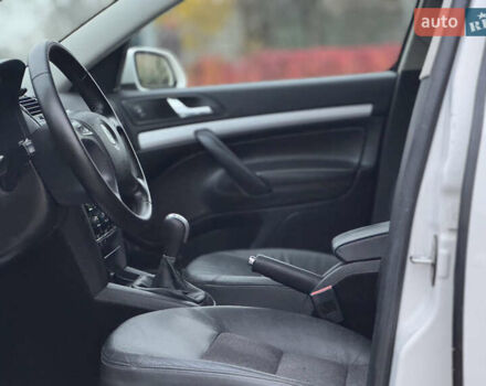 Білий Шкода Octavia Scout, об'ємом двигуна 2 л та пробігом 230 тис. км за 6799 $, фото 33 на Automoto.ua