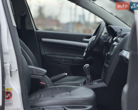 Білий Шкода Octavia Scout, об'ємом двигуна 2 л та пробігом 230 тис. км за 6799 $, фото 44 на Automoto.ua