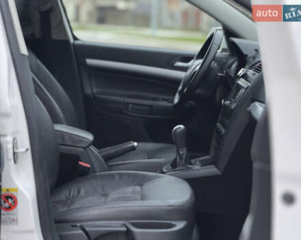 Білий Шкода Octavia Scout, об'ємом двигуна 2 л та пробігом 230 тис. км за 6799 $, фото 43 на Automoto.ua