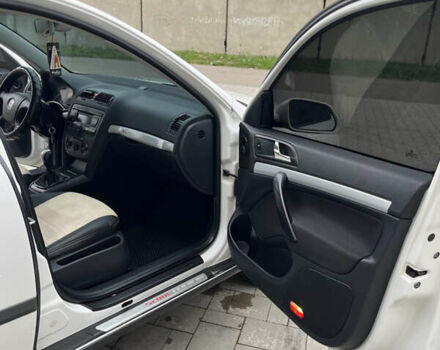 Білий Шкода Octavia Scout, об'ємом двигуна 2 л та пробігом 282 тис. км за 5999 $, фото 15 на Automoto.ua
