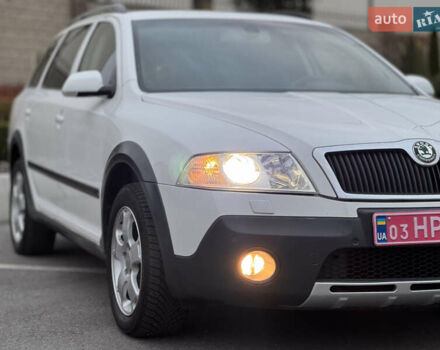 Білий Шкода Octavia Scout, об'ємом двигуна 2 л та пробігом 230 тис. км за 6799 $, фото 28 на Automoto.ua