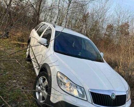 Белый Шкода Октавия Скаут, объемом двигателя 1.97 л и пробегом 300 тыс. км за 8000 $, фото 1 на Automoto.ua