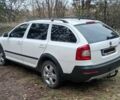 Белый Шкода Октавия Скаут, объемом двигателя 2 л и пробегом 209 тыс. км за 9000 $, фото 4 на Automoto.ua